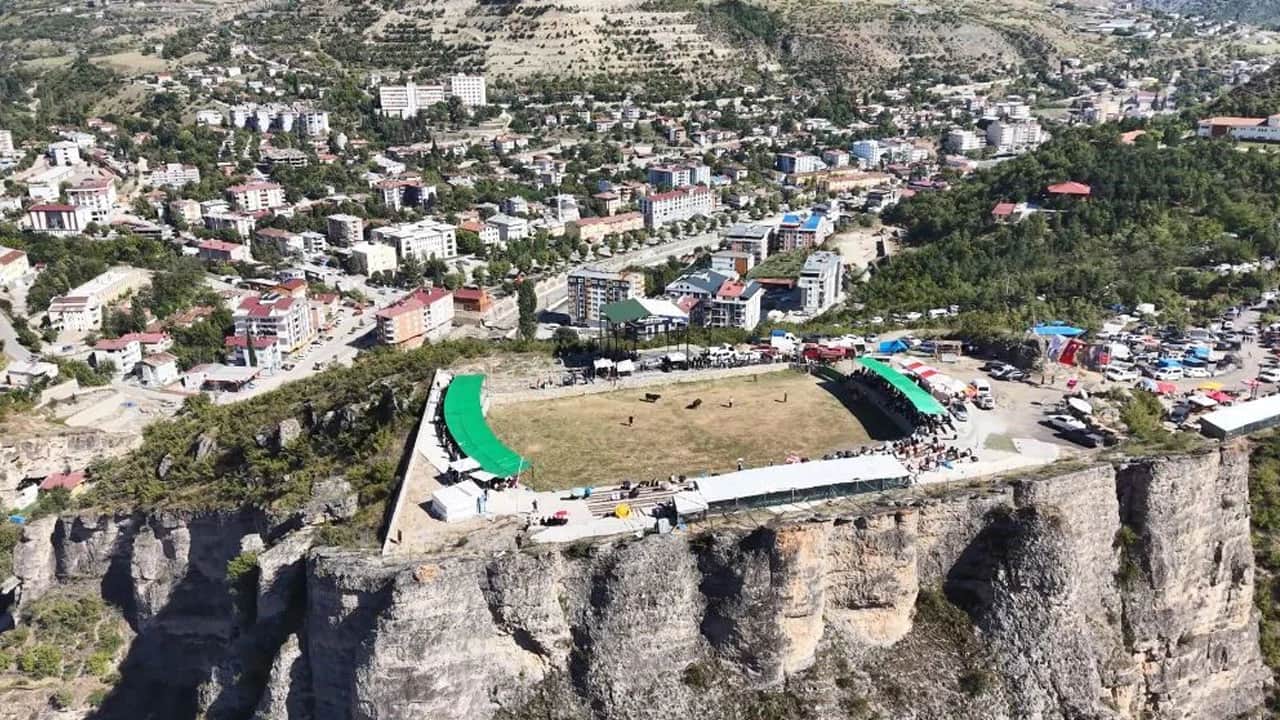 Boğalar 250 metre yüksekte arenaya çıktı! Uçurumun kenarında nefes kesen mücadele