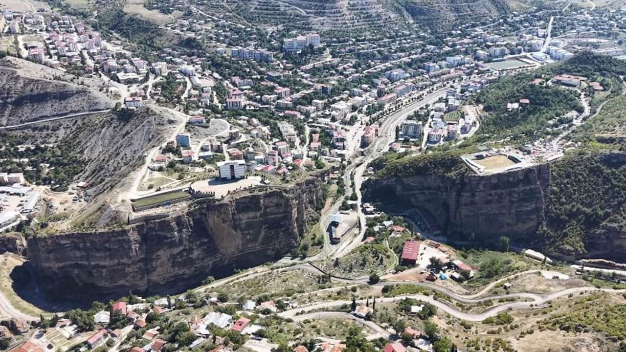 Foto - Boğalar 250 metre yüksekte arenaya çıktı! Uçurumun kenarında nefes kesen mücadele