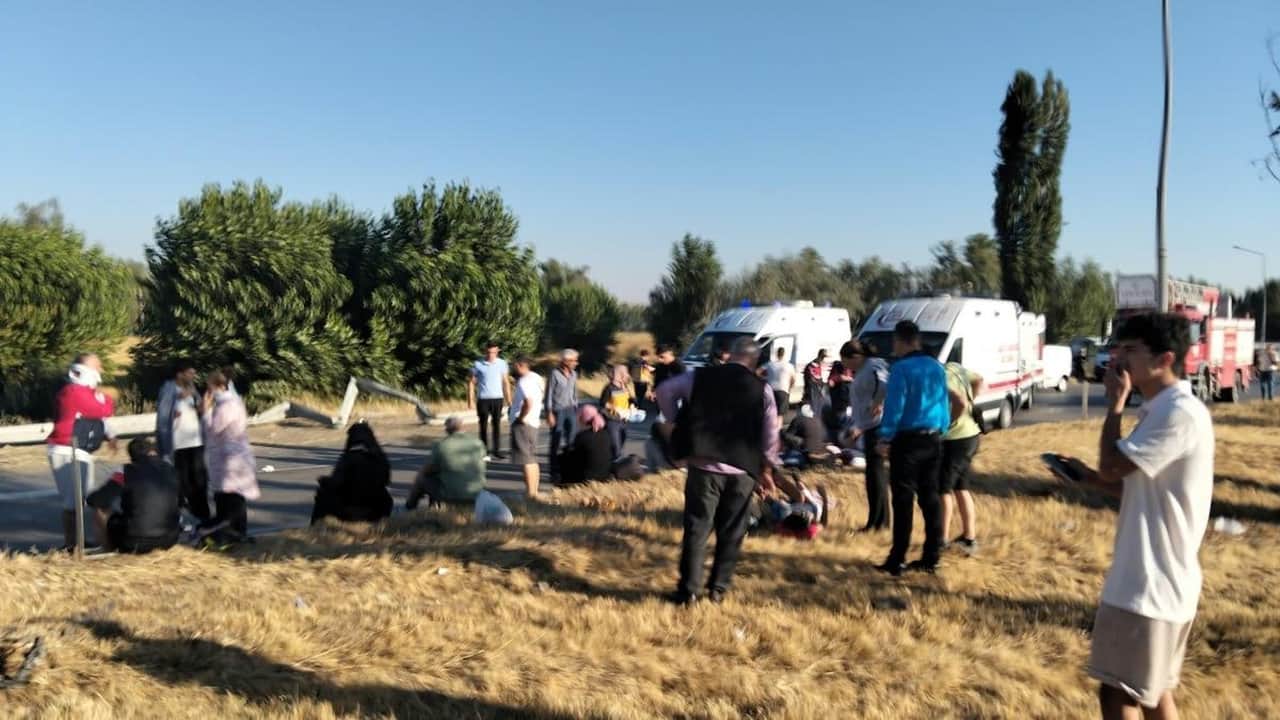 Foto - Bölgeye ekipler sevk edildi! Afyon’da devrilen yolcu otobüsünde can pazarı