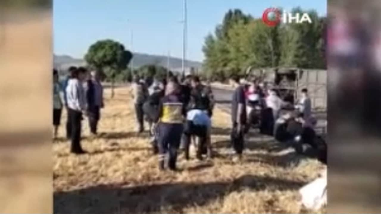 Foto - Bölgeye ekipler sevk edildi! Afyon’da devrilen yolcu otobüsünde can pazarı