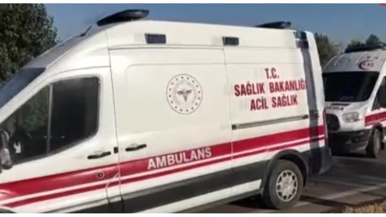 Foto - Bölgeye ekipler sevk edildi! Afyon’da devrilen yolcu otobüsünde can pazarı