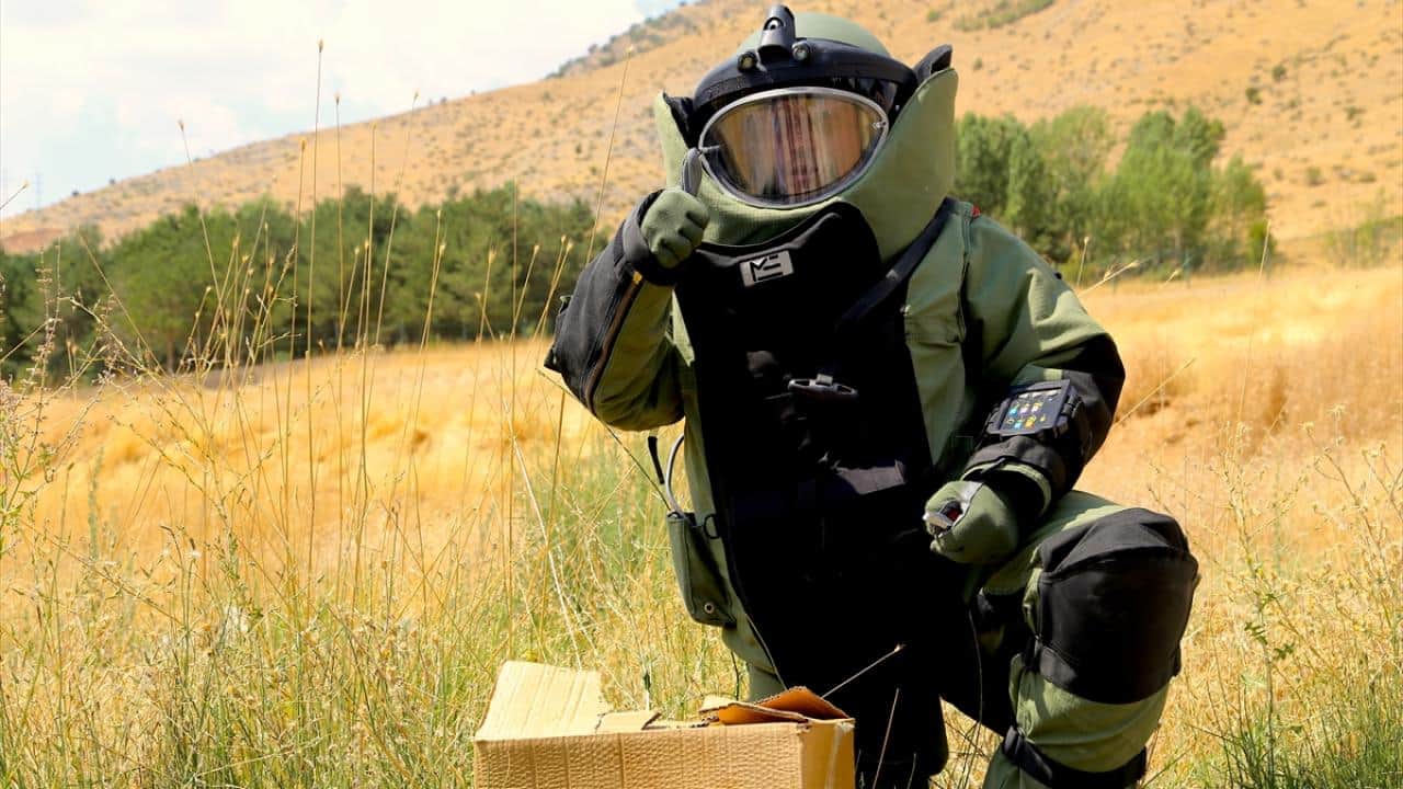 Bomba imha uzmanlarının zorlu görevi! Her şey vatandaşların can güvenliği için