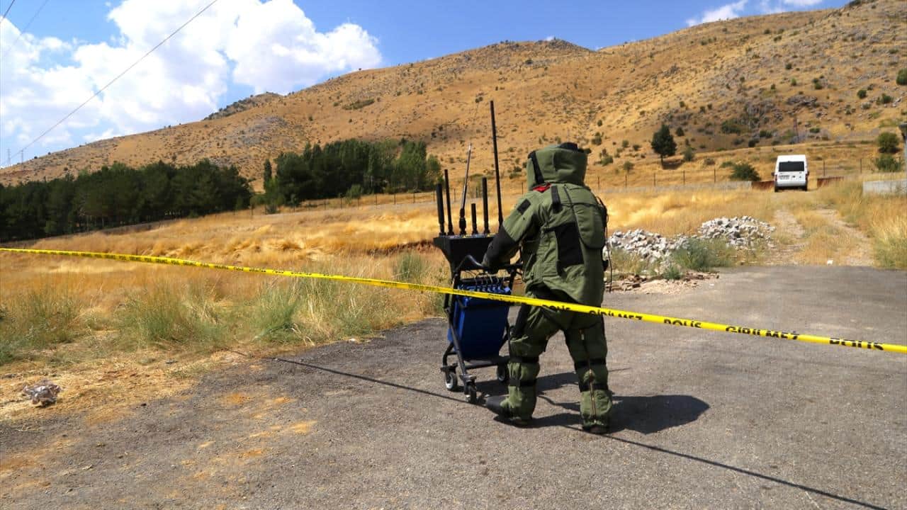 Foto - Bomba imha uzmanlarının zorlu görevi! Her şey vatandaşların can güvenliği için