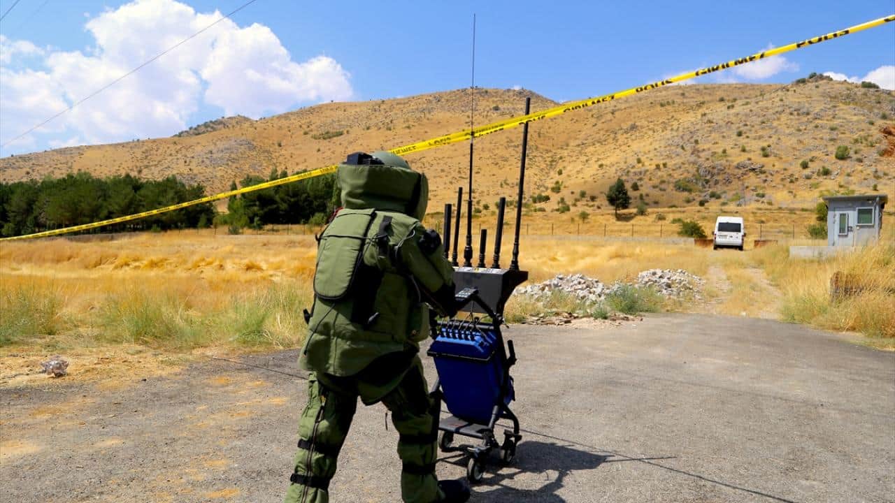 Foto - Bomba imha uzmanlarının zorlu görevi! Her şey vatandaşların can güvenliği için