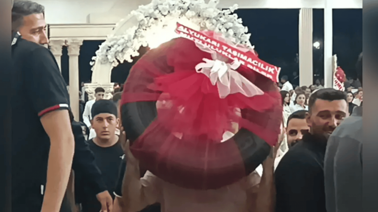 Foto - Böylesi daha önce görülmedi: Düğünde takılan hediyeyi görenler inanamadı!