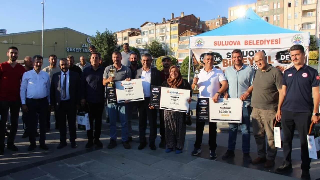 Foto - Bu defa boğalar kırmızı halıda boy gösterdi