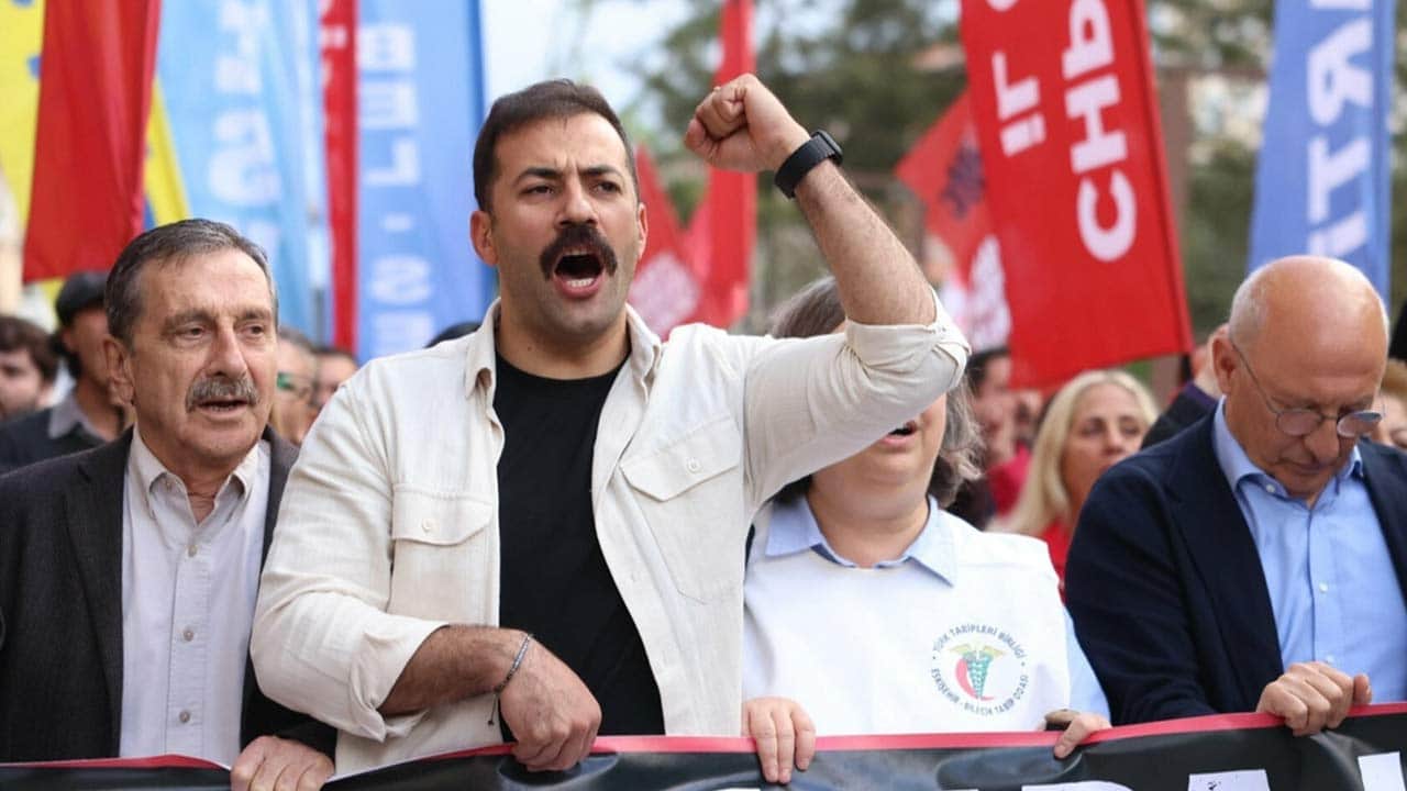 Foto - Bu kadarına da pes! Özgür'ün il başkanı depremzedelerin parasına mı kondu?