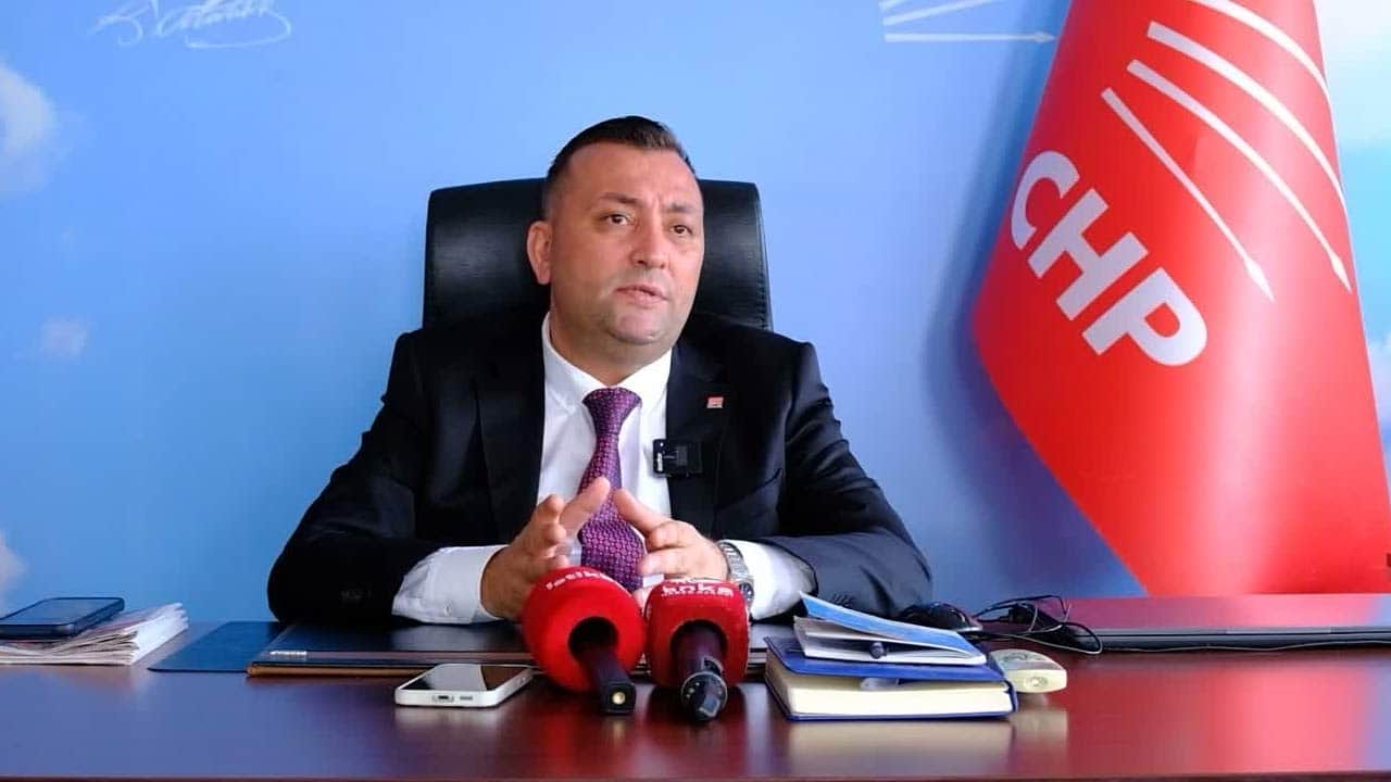 Foto - Bu kadarına da pes! Özgür'ün il başkanı depremzedelerin parasına mı kondu?