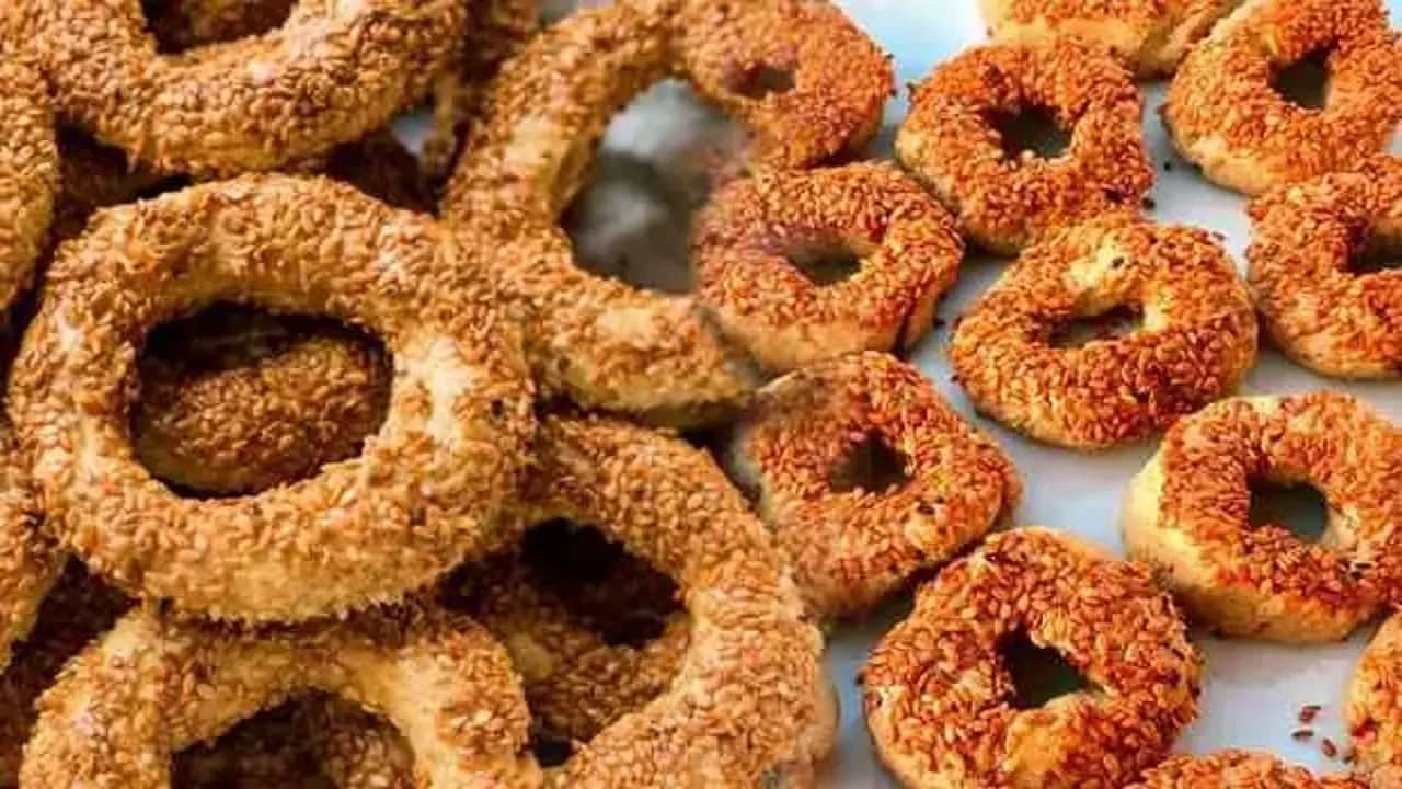 Foto - Bu lezzet saçıyor... Mevlit Kandili'ne özel: Tam ölçülü kıyır kıyır kandil simidi tarifi! Pekmezli su sürün 