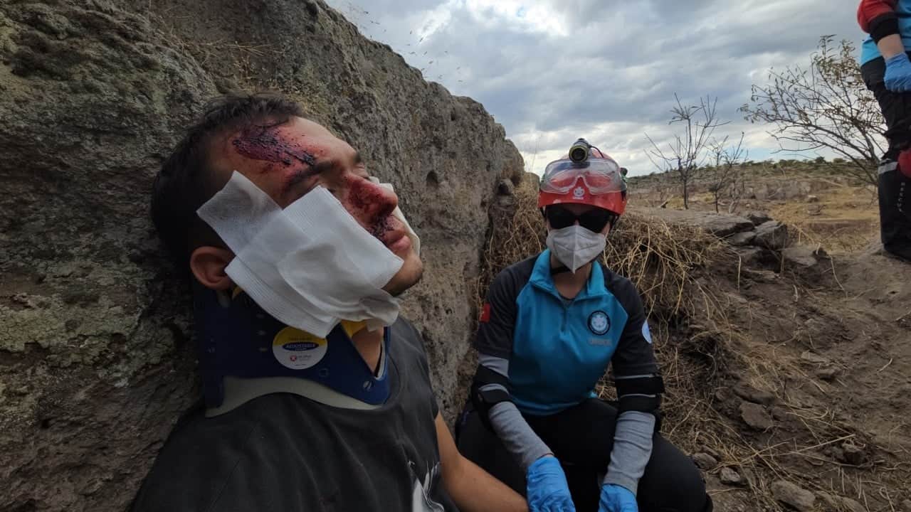 Foto - Bu mağaranın dibinde ilginç bir şey oldu... Tatbikata kendini kaptırdı: 'Jandarma gelmeden altınları al' diye seslendi