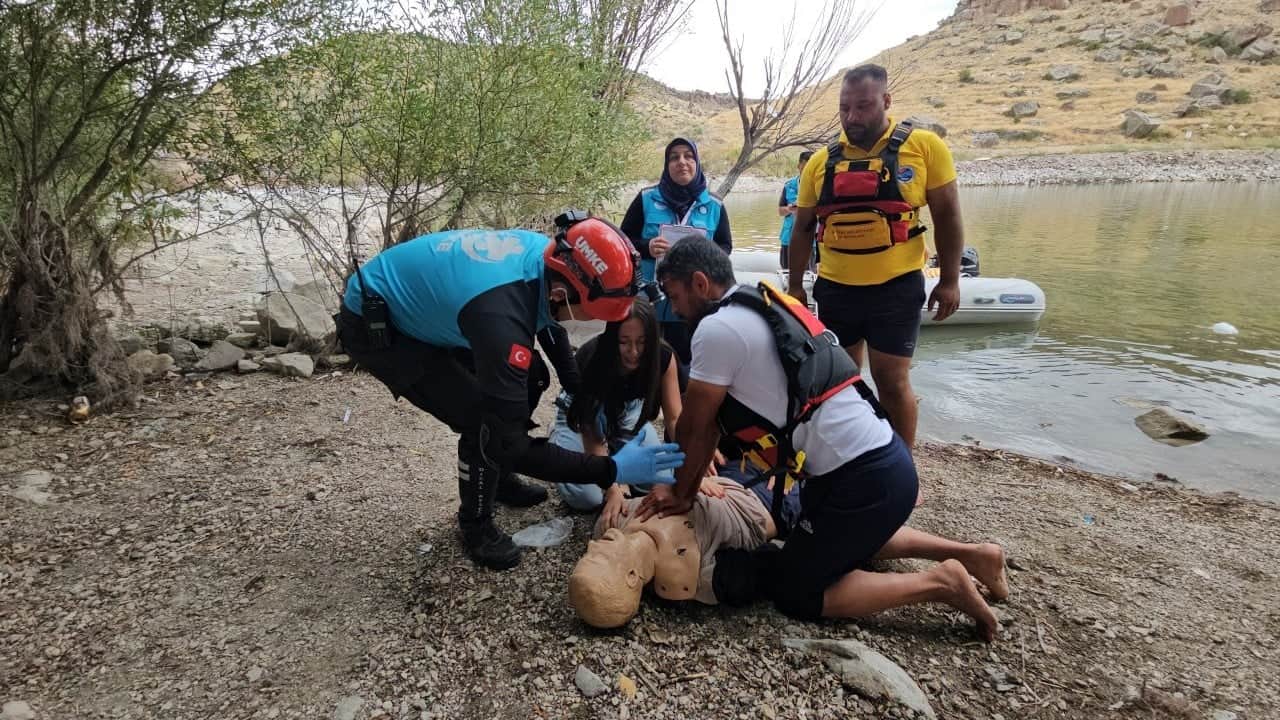 Foto - Bu mağaranın dibinde ilginç bir şey oldu... Tatbikata kendini kaptırdı: 'Jandarma gelmeden altınları al' diye seslendi