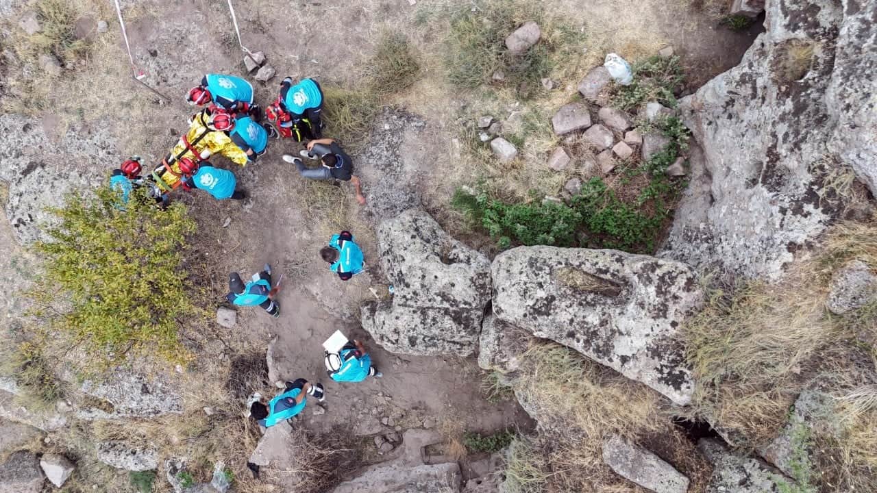 Foto - Bu mağaranın dibinde ilginç bir şey oldu... Tatbikata kendini kaptırdı: 'Jandarma gelmeden altınları al' diye seslendi