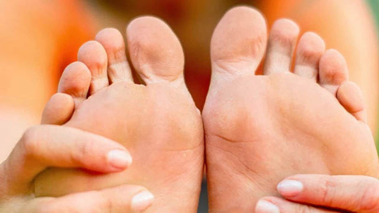 Karbonat ve elma ile ayak - koltuk altı kokusuna doğal çözüm: Anında yok ediyor! Kurtaracak altın önlemler!