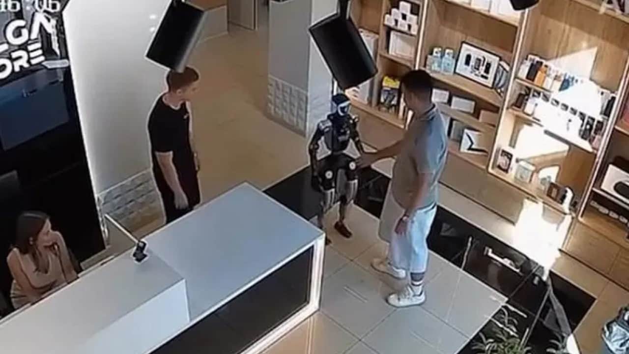 Foto - ‘Bunu yapmamalıydı’ dedirten anlar! Müşterinin ittiği robot tekme tokat saldırdı