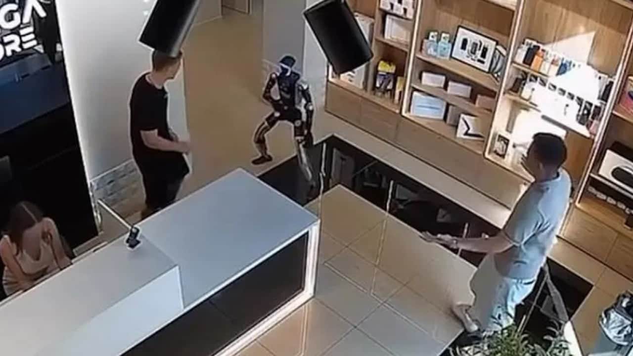 Foto - ‘Bunu yapmamalıydı’ dedirten anlar! Müşterinin ittiği robot tekme tokat saldırdı