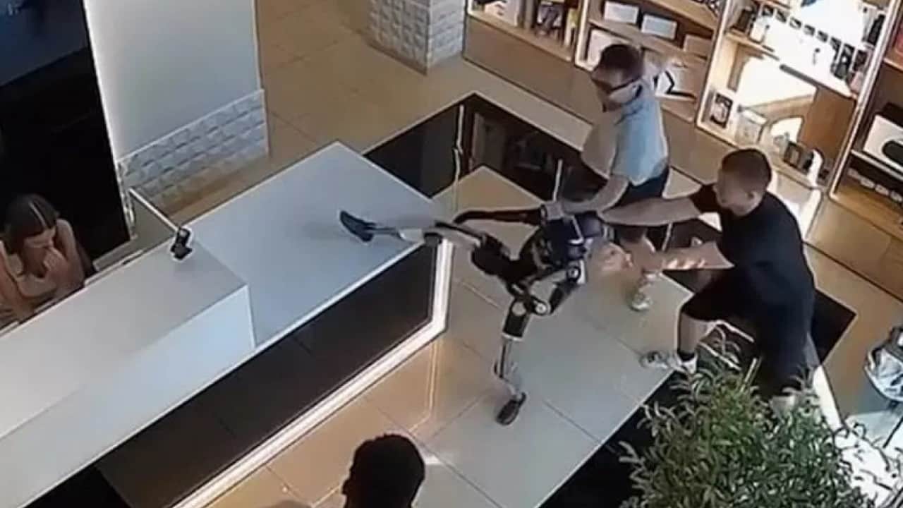 Foto - ‘Bunu yapmamalıydı’ dedirten anlar! Müşterinin ittiği robot tekme tokat saldırdı