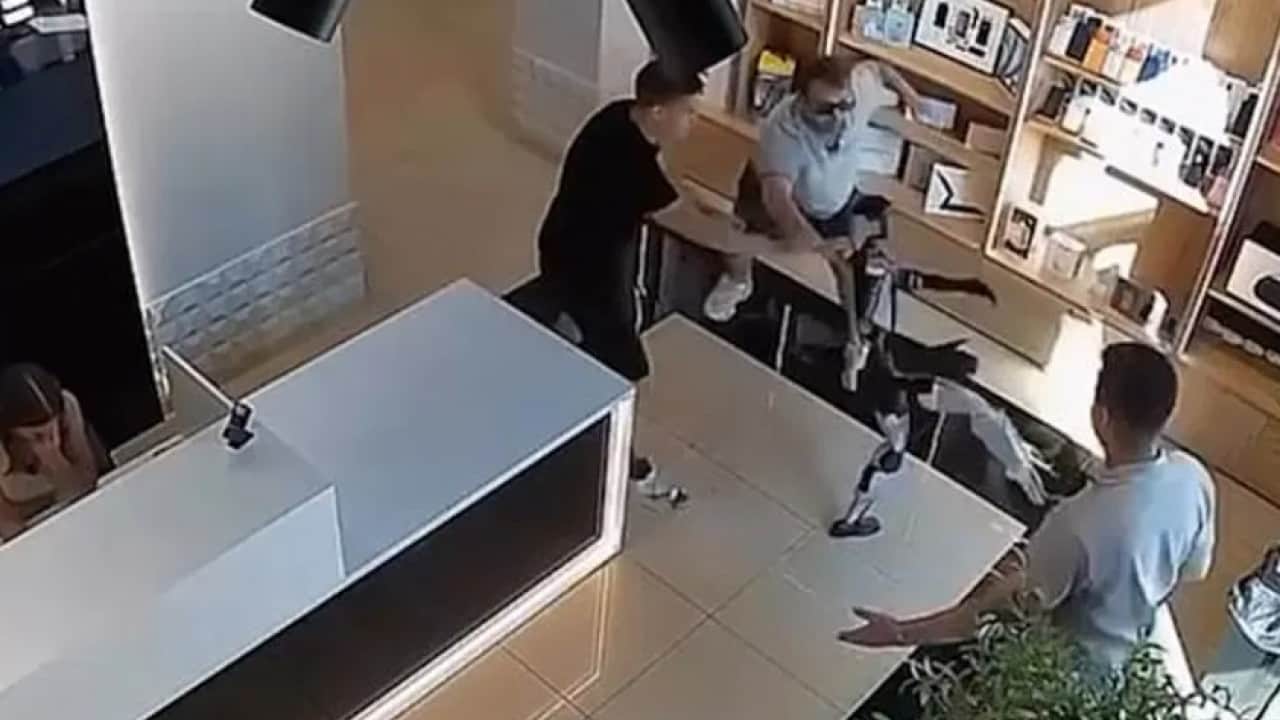 Foto - ‘Bunu yapmamalıydı’ dedirten anlar! Müşterinin ittiği robot tekme tokat saldırdı