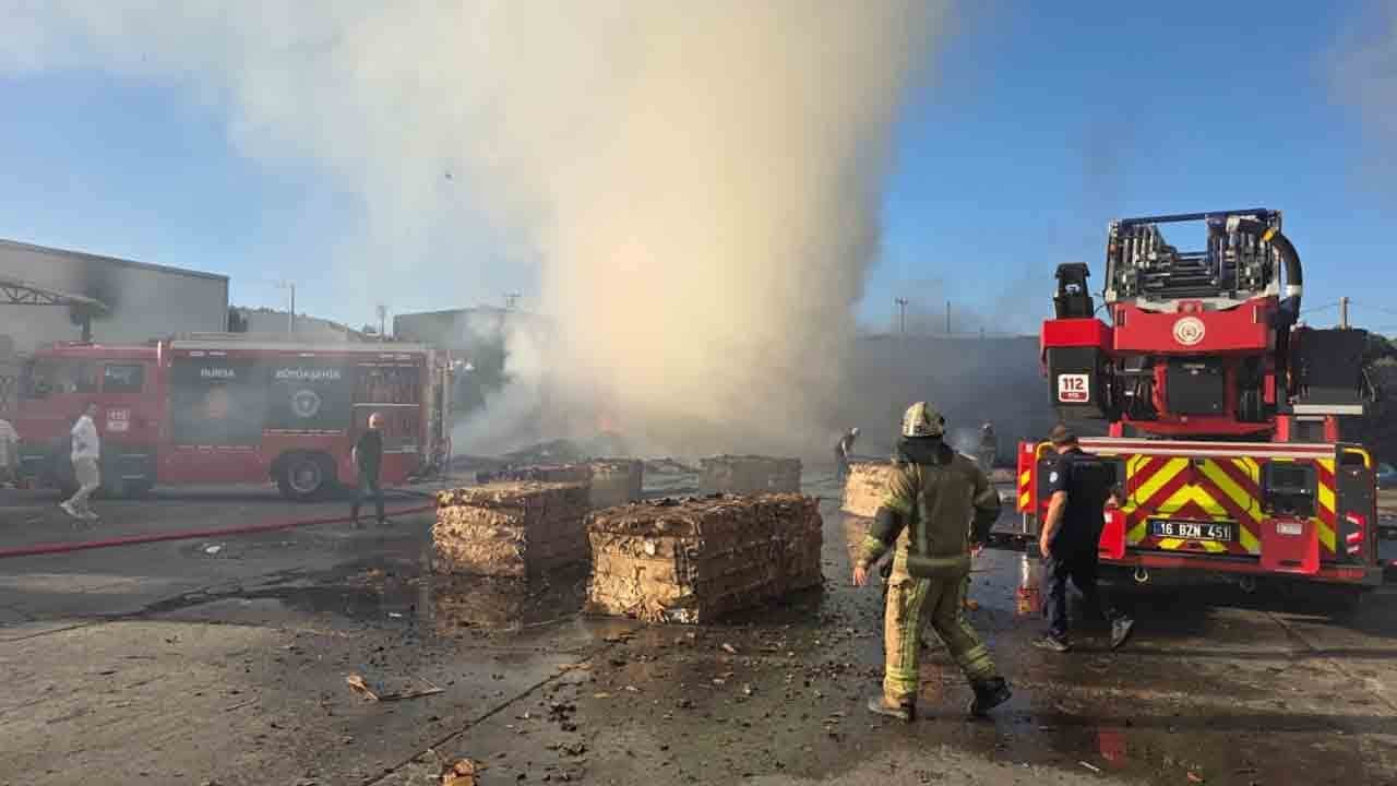 Foto - Bursa’da hurda deposunda korkutan yangın