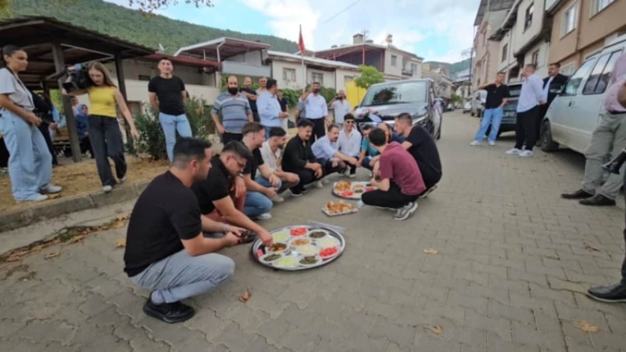 Bursa'da sıra dışı gelenek: 200 metreyi 4 saatte gittiler!