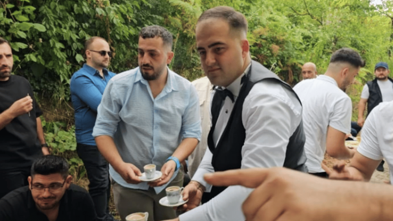 Foto - Bursa'da sıra dışı gelenek: 200 metreyi 4 saatte gittiler!