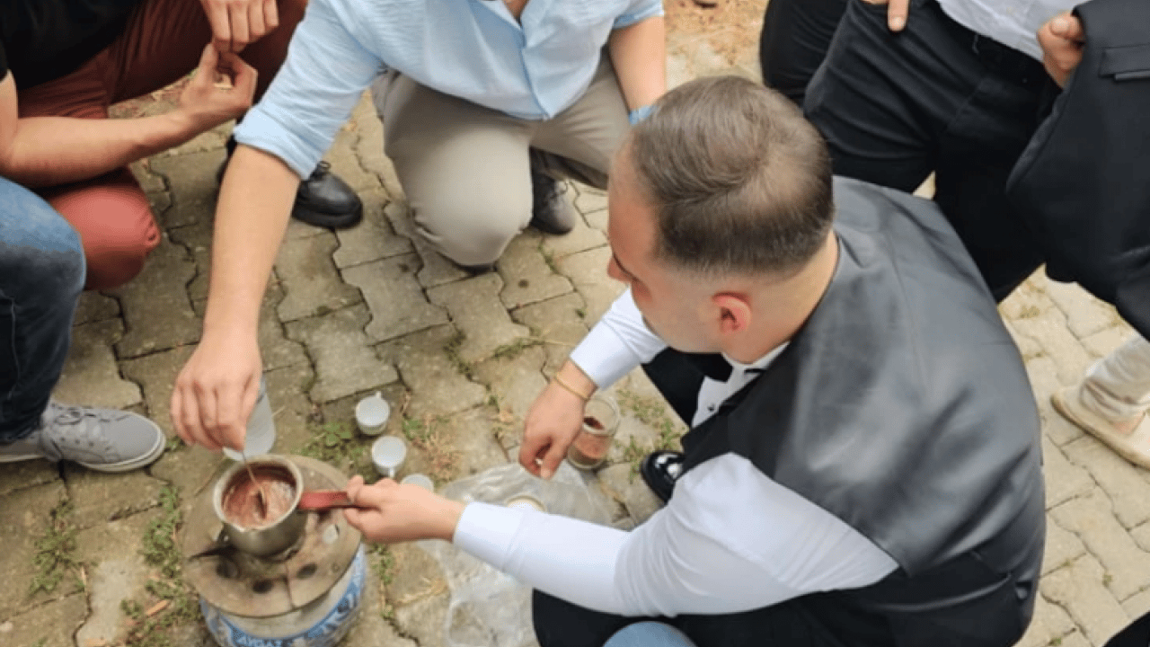 Foto - Bursa'da sıra dışı gelenek: 200 metreyi 4 saatte gittiler!