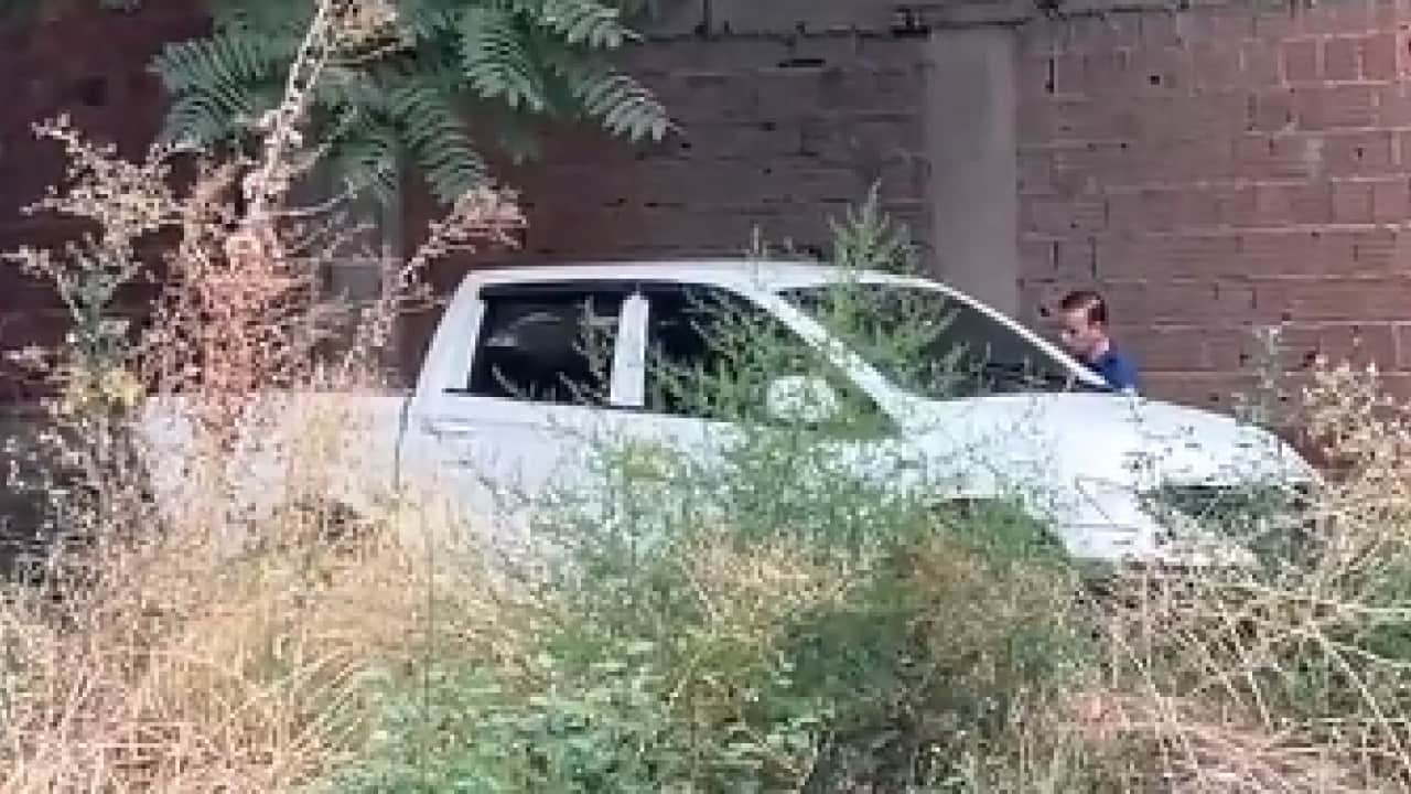 Foto - Bursa'da sıra dışı olay: Kendini araca kilitleyip bağırmaya başladı!