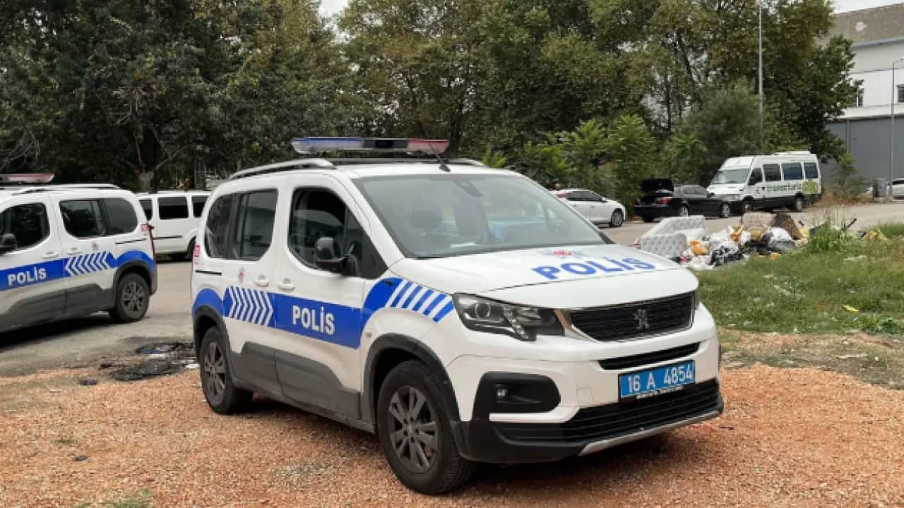 Foto - Bursa'da sıra dışı olay: Kendini araca kilitleyip bağırmaya başladı!