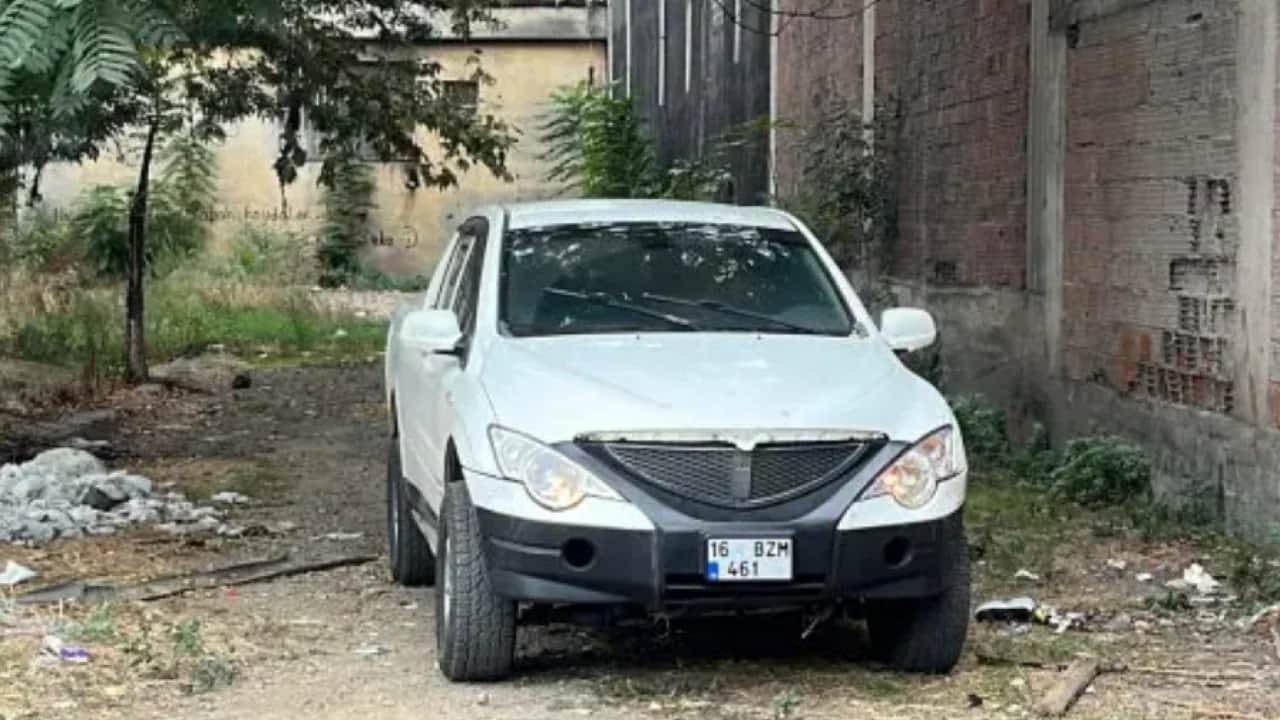 Bursa'da sıra dışı olay: Kendini araca kilitleyip bağırmaya başladı!
