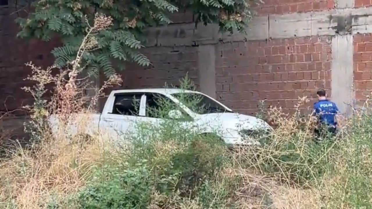 Foto - Bursa'da sıra dışı olay: Kendini araca kilitleyip bağırmaya başladı!