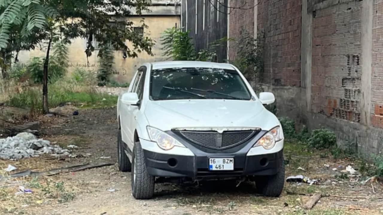 Foto - Bursa'da sıra dışı olay: Kendini araca kilitleyip bağırmaya başladı!
