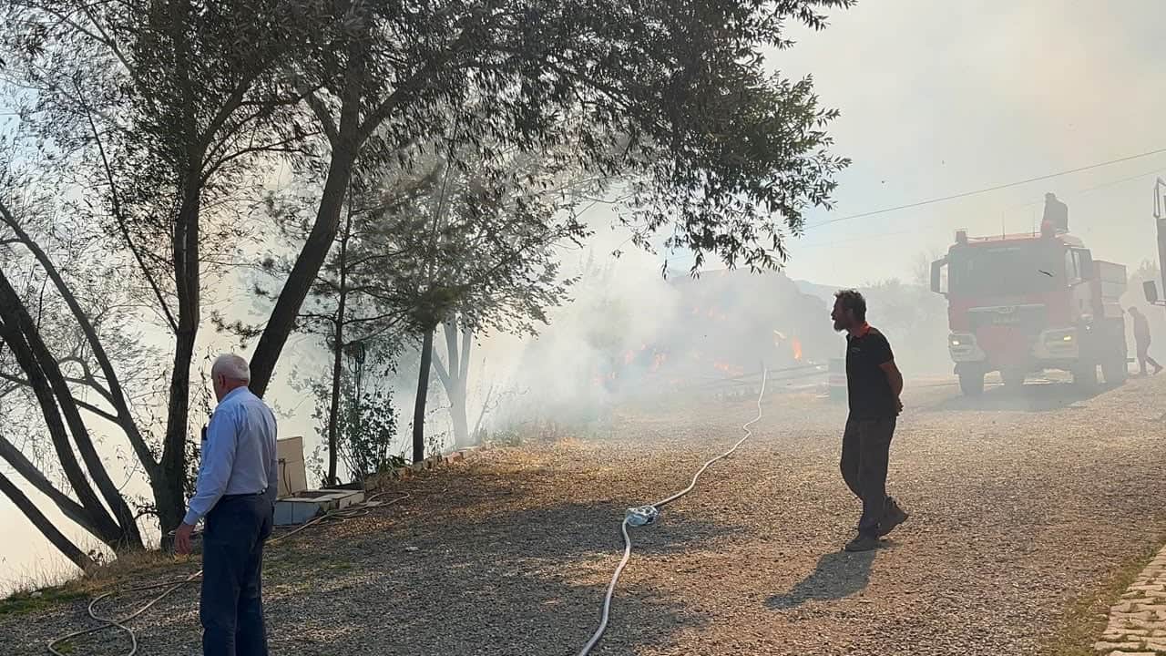 Foto - Bütün köy yanıyordu! Samanlıkta başladı ahırlara sıçradı: 14 büyükbaş telef oldu