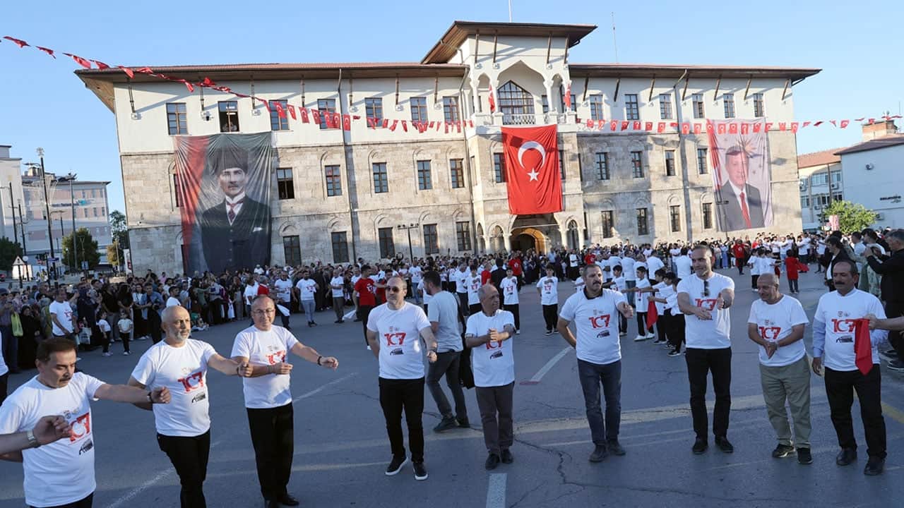 Foto - Bütün Sivas halaya durdu