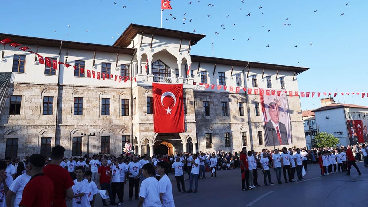 Bütün Sivas halaya durdu