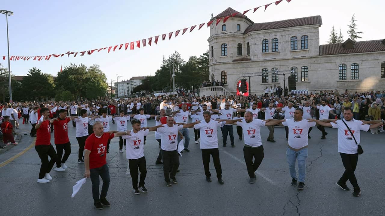 Foto - Bütün Sivas halaya durdu