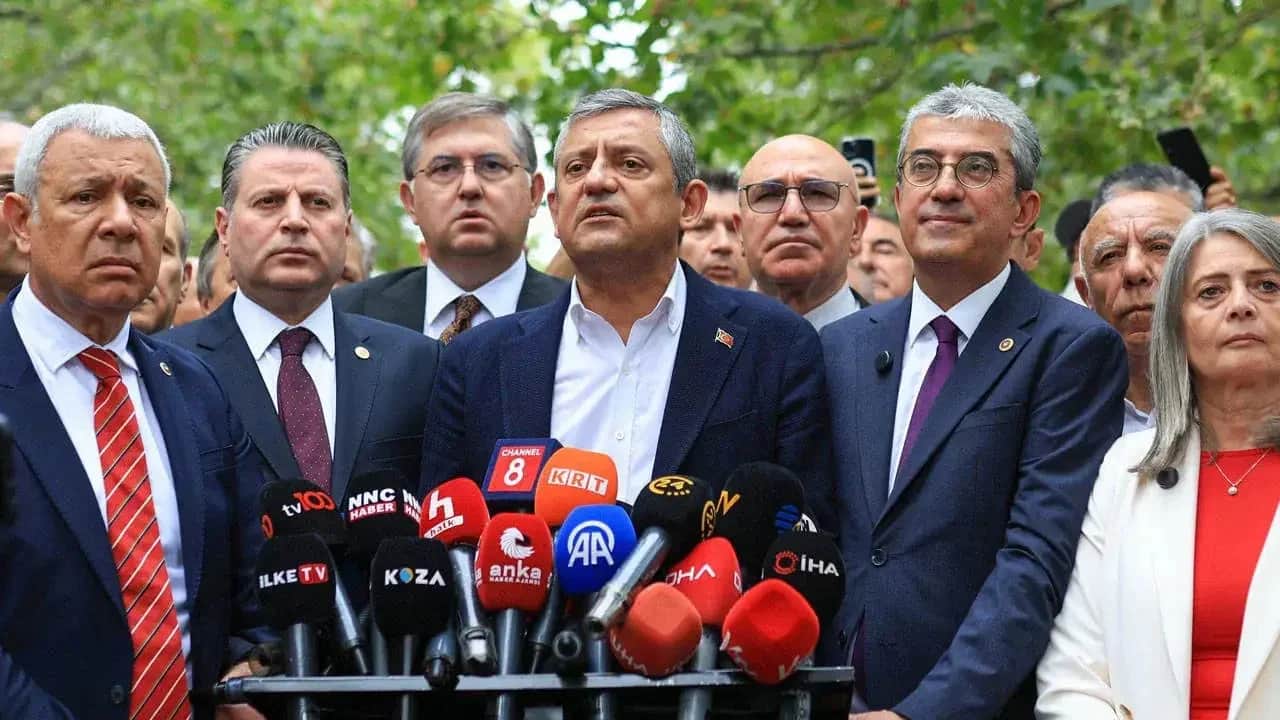 Büyükşehir belediye başkanı, CHP’den istifa edip Özgür Özel’in partisine katıldı