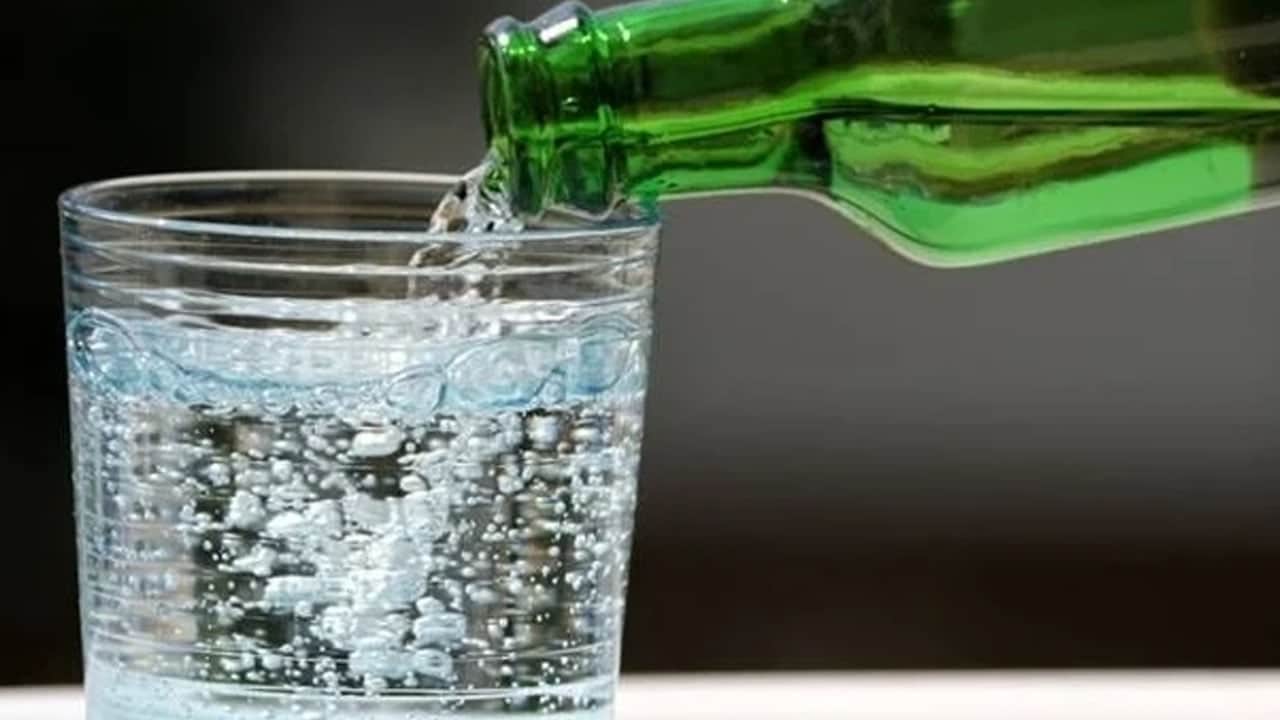 Doğal C vitamini deposu ama... Maden suyu: Toksin temizleyici görmek doğru değil, öyle bir zarar ki...