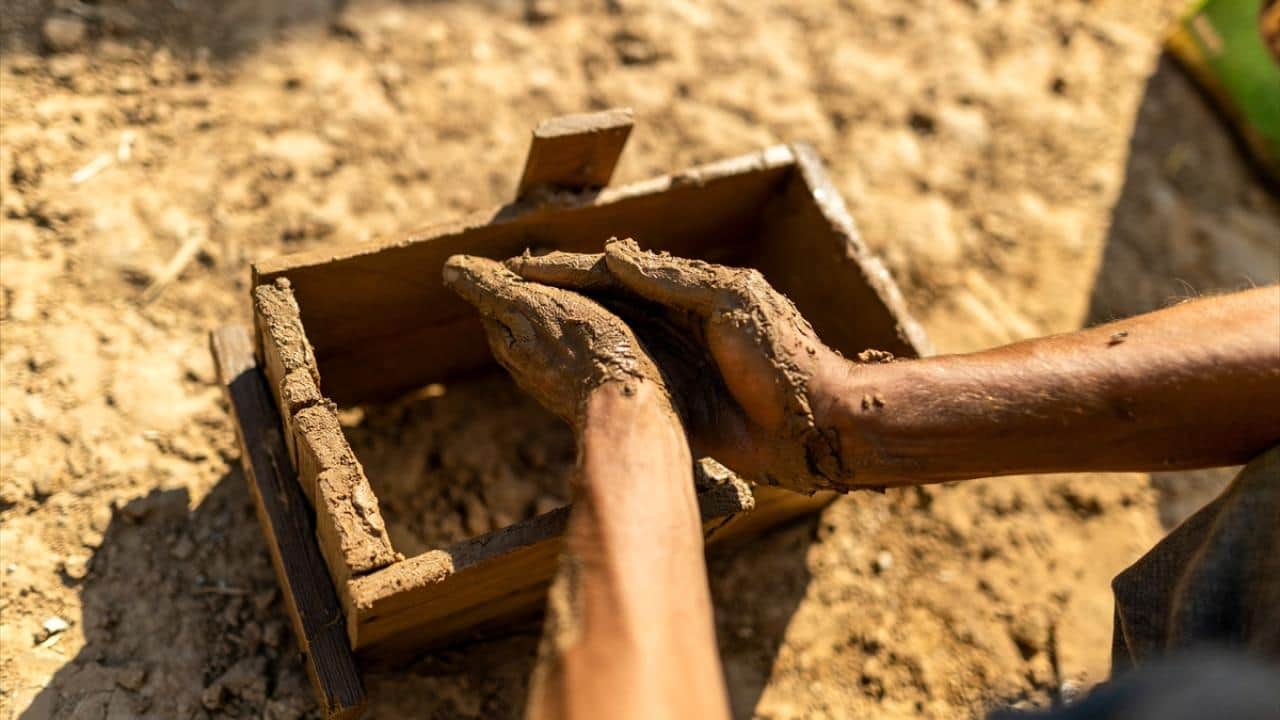 Foto - Çadırın bunaltıcı sıcağına karşı alternatif! Filistinli Halil çamurdan odalar inşa ediyor