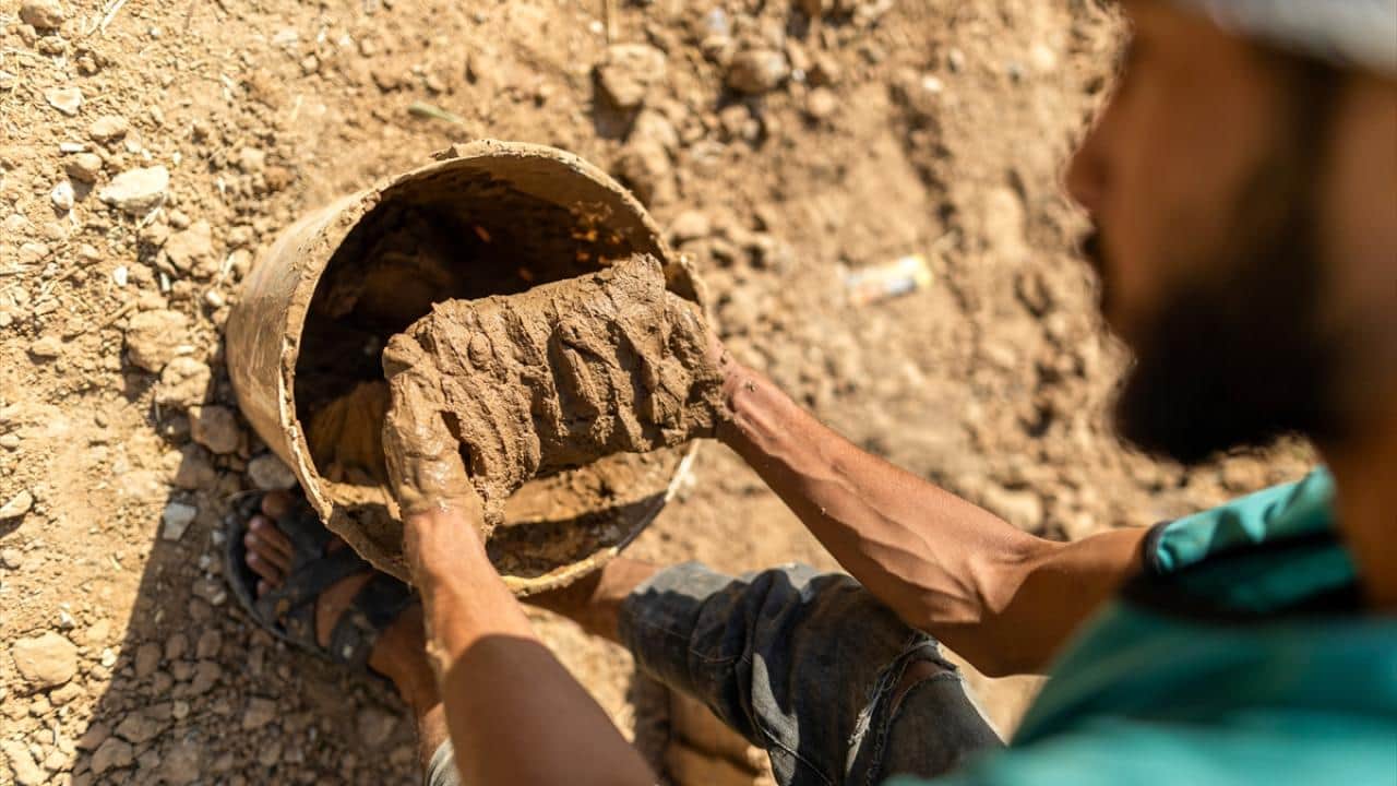 Foto - Çadırın bunaltıcı sıcağına karşı alternatif! Filistinli Halil çamurdan odalar inşa ediyor