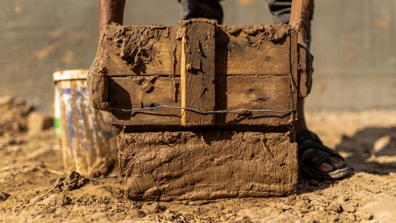Foto - Çadırın bunaltıcı sıcağına karşı alternatif! Filistinli Halil çamurdan odalar inşa ediyor