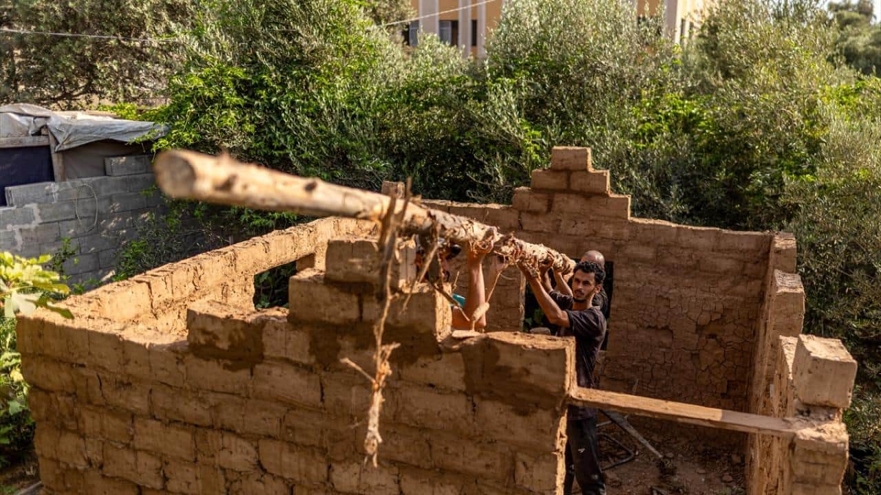 Foto - Çadırın bunaltıcı sıcağına karşı alternatif! Filistinli Halil çamurdan odalar inşa ediyor