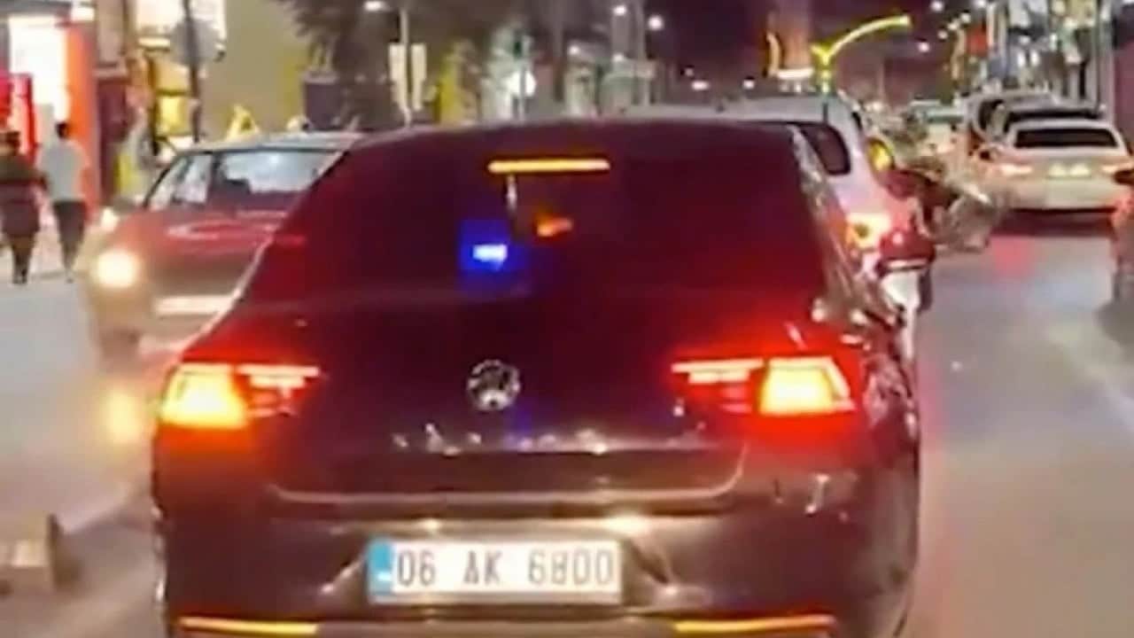 Foto - Çakarlı arabanın içinden çıkan isim herkesi şaşırttı: Açıklama geldi