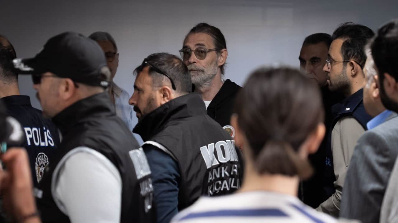 Foto - Çakma komiser gözaltında! Erdal Beşikçioğlu'ndan ilk görüntüler geldi
