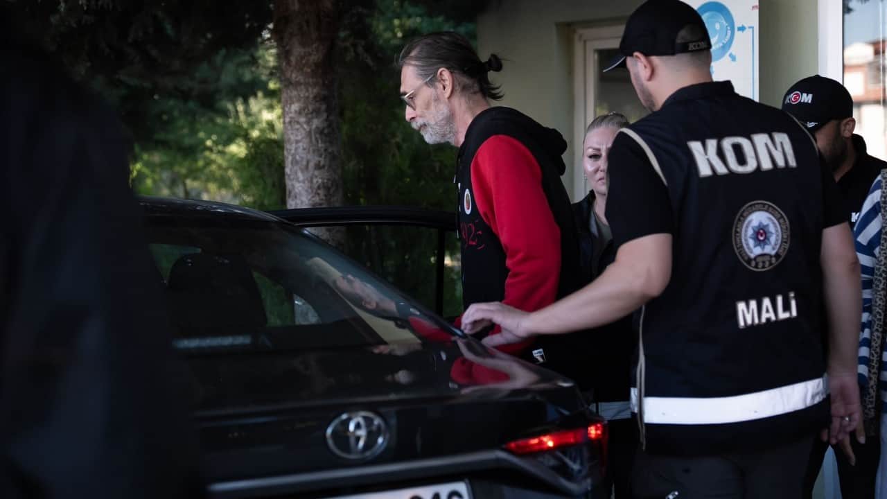 Foto - Çakma komiser gözaltında! Erdal Beşikçioğlu'ndan ilk görüntüler geldi
