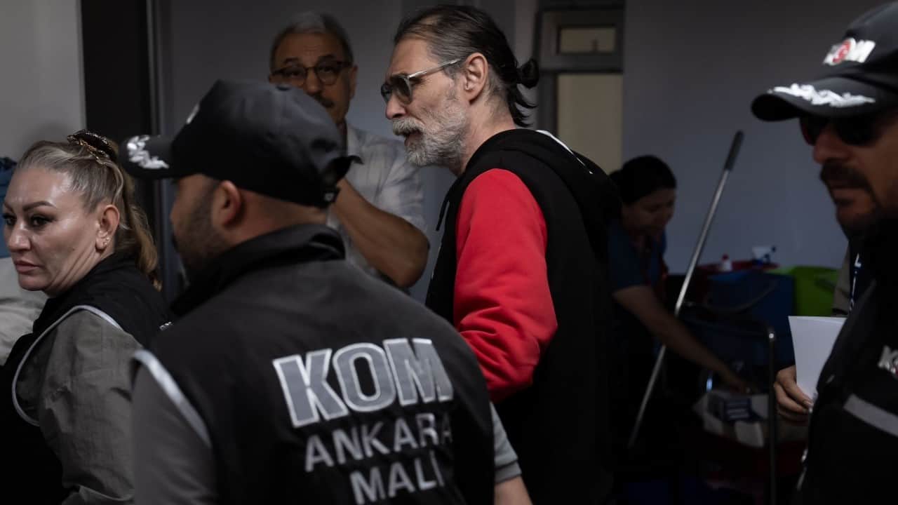 Foto - Çakma komiser gözaltında! Erdal Beşikçioğlu'ndan ilk görüntüler geldi