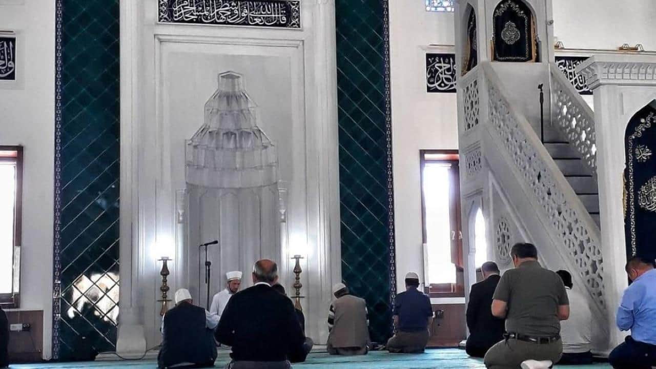 Foto - Çalışana Cuma Namazı İzni vermeyen patronlar ayvayı yedi