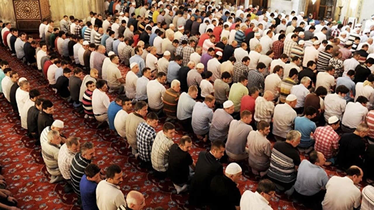Foto - Çalışana Cuma Namazı İzni vermeyen patronlar ayvayı yedi