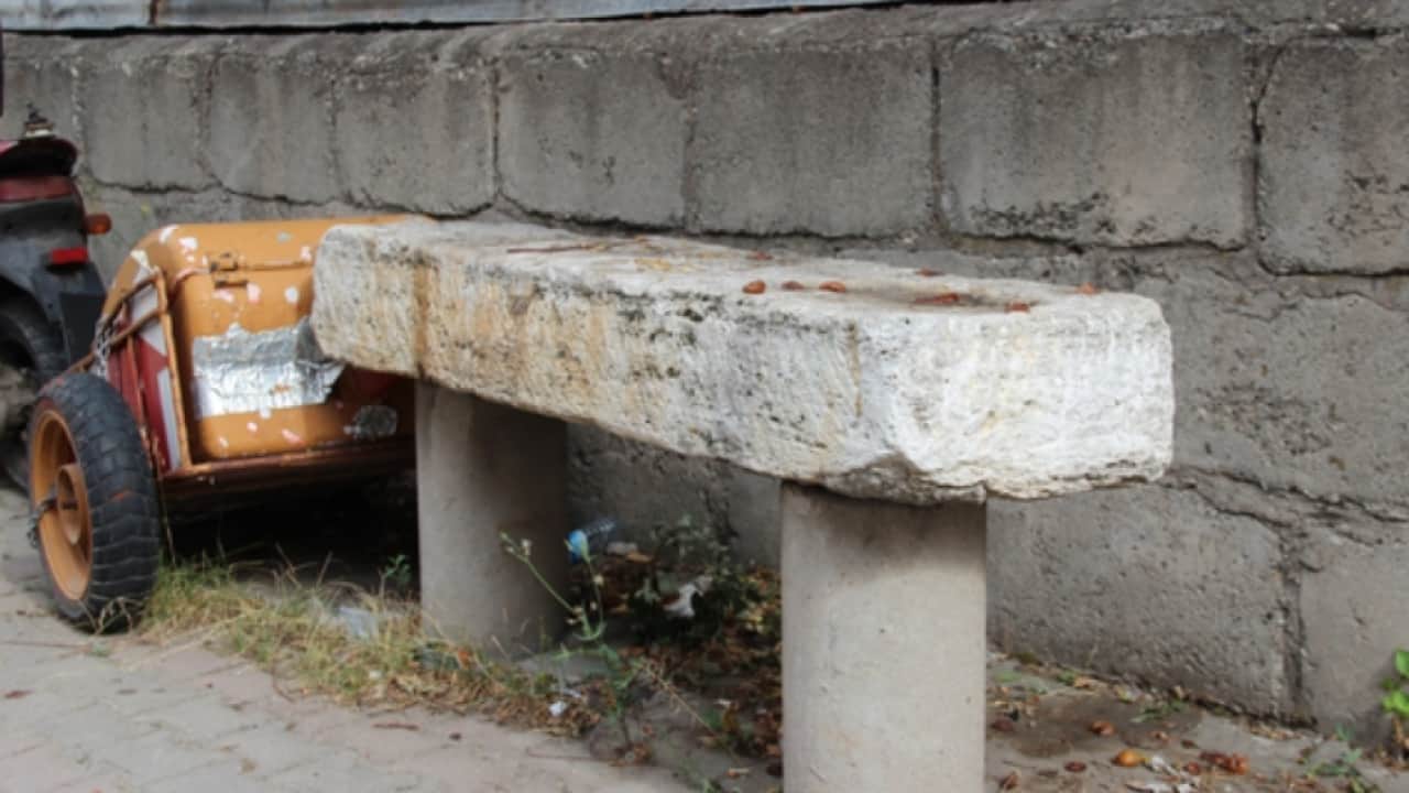 Cami bahçesinde yer bulunamadı, caddeye konuldu: Kaldırımdaki musalla taşı göreni şok ediyor