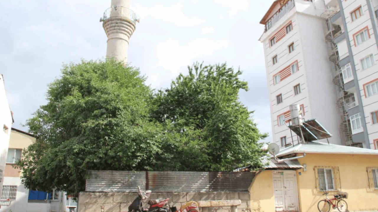 Foto - Cami bahçesinde yer bulunamadı, caddeye konuldu: Kaldırımdaki musalla taşı göreni şok ediyor