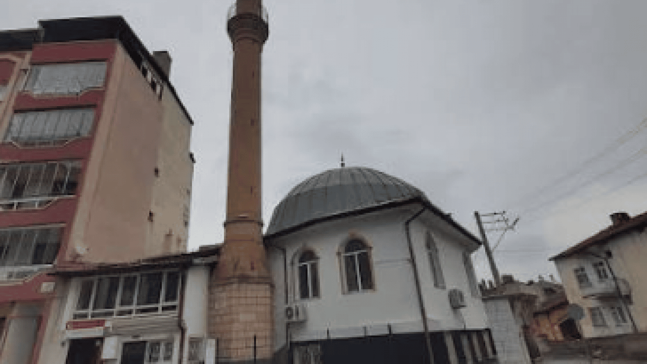 Foto - Cami bahçesinde yer bulunamadı, caddeye konuldu: Kaldırımdaki musalla taşı göreni şok ediyor