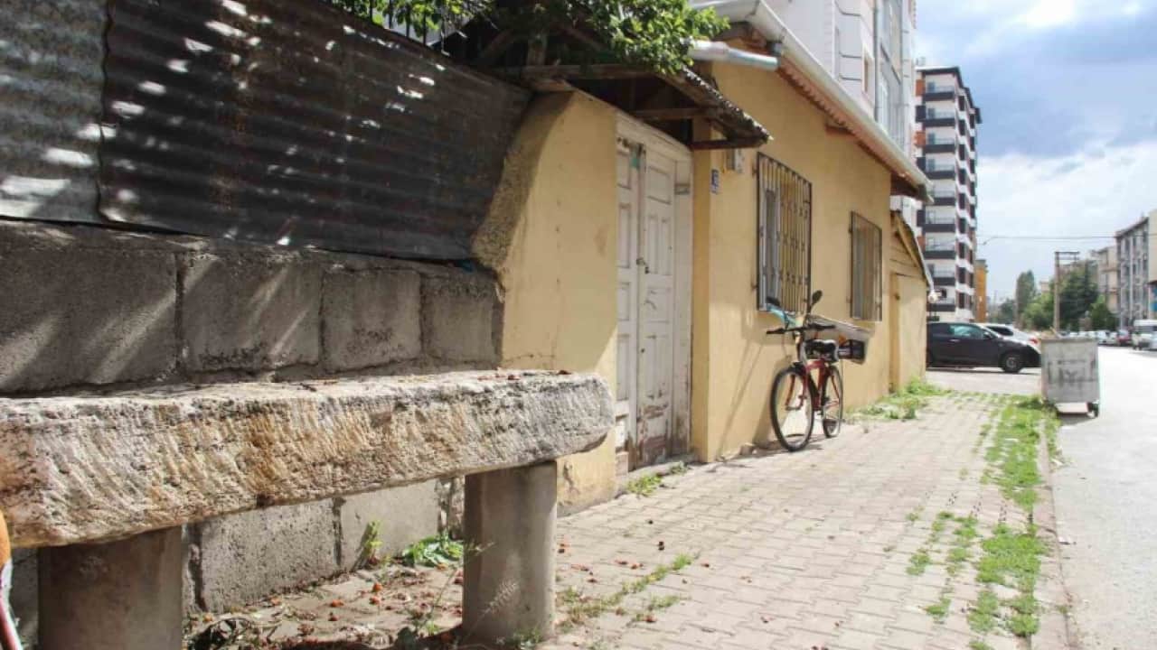 Foto - Cami bahçesinde yer bulunamadı, caddeye konuldu: Kaldırımdaki musalla taşı göreni şok ediyor